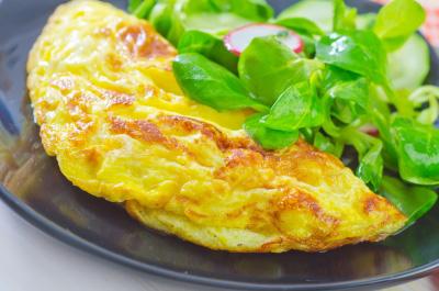 Ham Omelette Breakfast Serves: 1 1 large whole Egg 4 large Egg Whites ½ Red Pepper, chopped ½ mild Onion, finely diced 10g grated Parmesan 50g cooked Ham, cubed 1 tsp English Mustard ½ tbsp Olive Oil