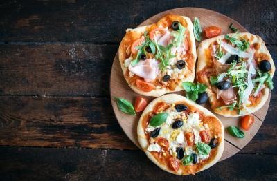 Kickstart Pizza Lunch Serves: 2 1 English Muffin, halved 1 tbsp Olive Oil 1 tbsp Tomato Purée 1 tsp Red Pesto piece of Onion, grated 1 slice Ham, torn into pieces 25g sliced Olives 25g Cheddar,