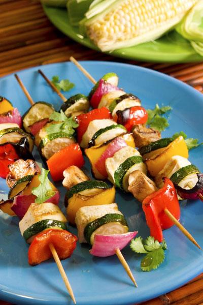 Tofu Kebabs Lunch Serves: 4 250g firm Tofu 50g Dry-Roasted Peanuts, crushed 2 Red Peppers, in chunks 2 Green Peppers, in chunks ½ Red Onion, in chunks 1 small Courgette, in thick slices 2 tbsp Olive