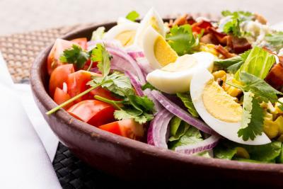 Egg & Bacon Salad Lunch Serves: 2 4 large Eggs, hard boiled & chopped 4 Bacon Rashers, cooked & chopped 300g Salad Leaves 1 Red Onion, sliced 2 Tomatoes, chopped Dressing 2 tbsp Olive Oil 3