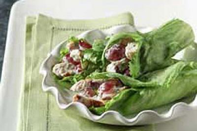 Chicken & Grape Wrap Lunch Serves: 1 2x200g packs of cooked Roast Chicken Breast, cubed 175g seedless Grapes, halved 85g Red Onion, diced 3 stalks of Celery, diced 3 tbsp 0% Greek Total Yogurt 4 tbsp