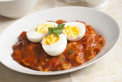 Slow Cooker Egg Curry Main Meal Serves: 4 8 hard-boiled Eggs, halved 2 Garlic Cloves, crushed 2 Onions, chopped 2 Peppers, chopped 250ml Passata 2 tbsp Tomato Puree ½ tsp Ground Cumin ½ tsp Paprika ½