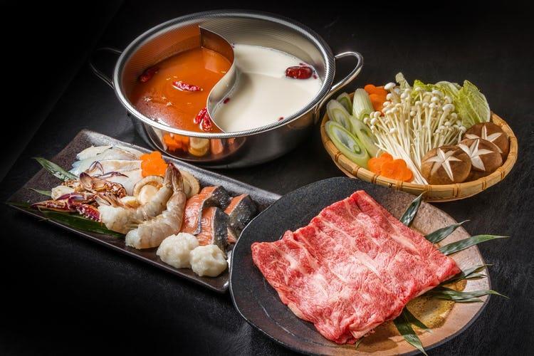 Hot Pot 火锅 (huǒ guō) For many, hot pot is the centrepiece of Spring Festival dinners. It s simply a bubbling pot and plates of uncooked meat and vegetables.
