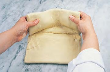 Do not press down when rolling, or the layers may stick together and the product not rise properly.