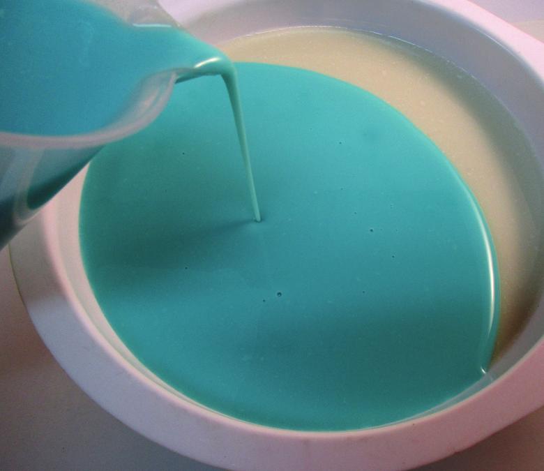 If you are using a mousse mold, then you should dip the mold more than 10 seconds.