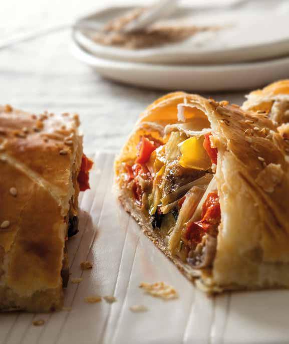 8 500 g of puff pastry 1 egg 150 g of cheese (toma or emmenthal) 15 g of basil 1 aubergine 2 courgettes 1 red pepper 1 yellow pepper 1 leek 2 vine tomatoes Cut the vegetables into julienne strips and