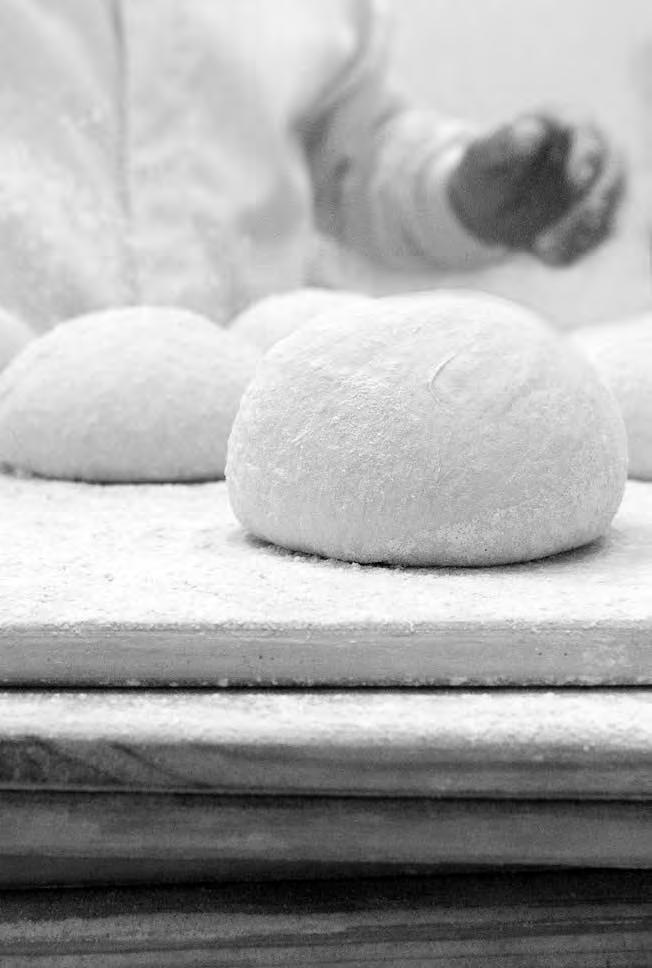 3. The stone oven, the oven par excellence. Baking in a stone oven is an essential step to achieving the excellent quality of Saint Honoré.