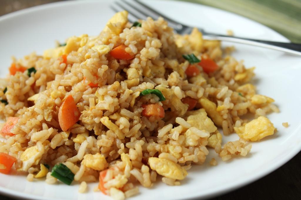 Chinese Fried Rice 1 cup rice (190g) 1 ½ cups chicken stock (350mL) 1 tablespoon vegetable oil (15mL) 1 cup of green and red diced capsicums (150g) ½ medium white onion (diced) 1 tablespoon minced