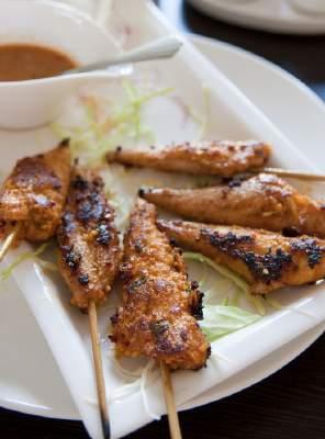 u LUNCH Barbecued Chicken Fingers RECIPE IS WELL SUITED TO WEIGHT LOSS / MAKES 2 SERVINGS These tasty treats are perfect served with a large fresh salad and a spicy dipping sauce.
