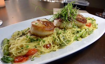 It was so creamy and cheesy -- I was in heaven. The other pasta that allured us was the Diver scallops and asparagus served with capellini pasta and cherry tomatoes.