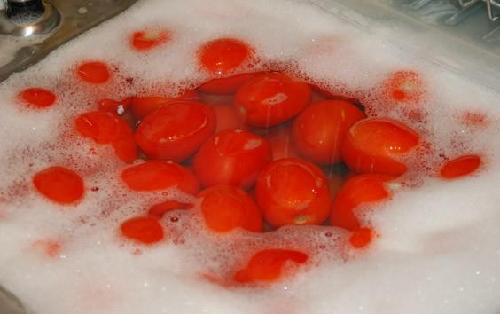 To Wash Tomatoes - wet with water, rub the surface, rinse with running water, and dry with a paper towel.