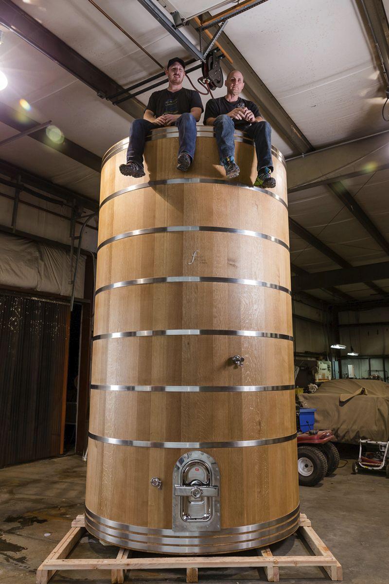A quick primer Barrels come in a variety of sizes, from homebrewer-sized 5, 8 and 10 gallons, to commercial 59 gallon wine and whiskey barrels and beyond.