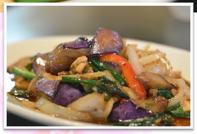 Pad Prik (Water Chestnuts) Spicy stir fry that comes with a choice of meat, onions, bell peppers, crunchy water chestnuts and sweet basil leaves. 36.