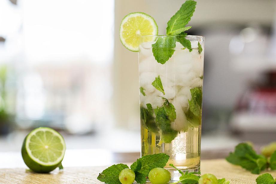 COCONUT WATER MOJITO 100mL coconut water 100mL sparkling water 1/2 lime, cut into wedges 2 sprigs mint 1/2 tsp