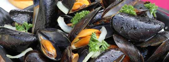 with french fries MOULES PROVENÇALES, FRITES 14,90 Oignons, poivrons,