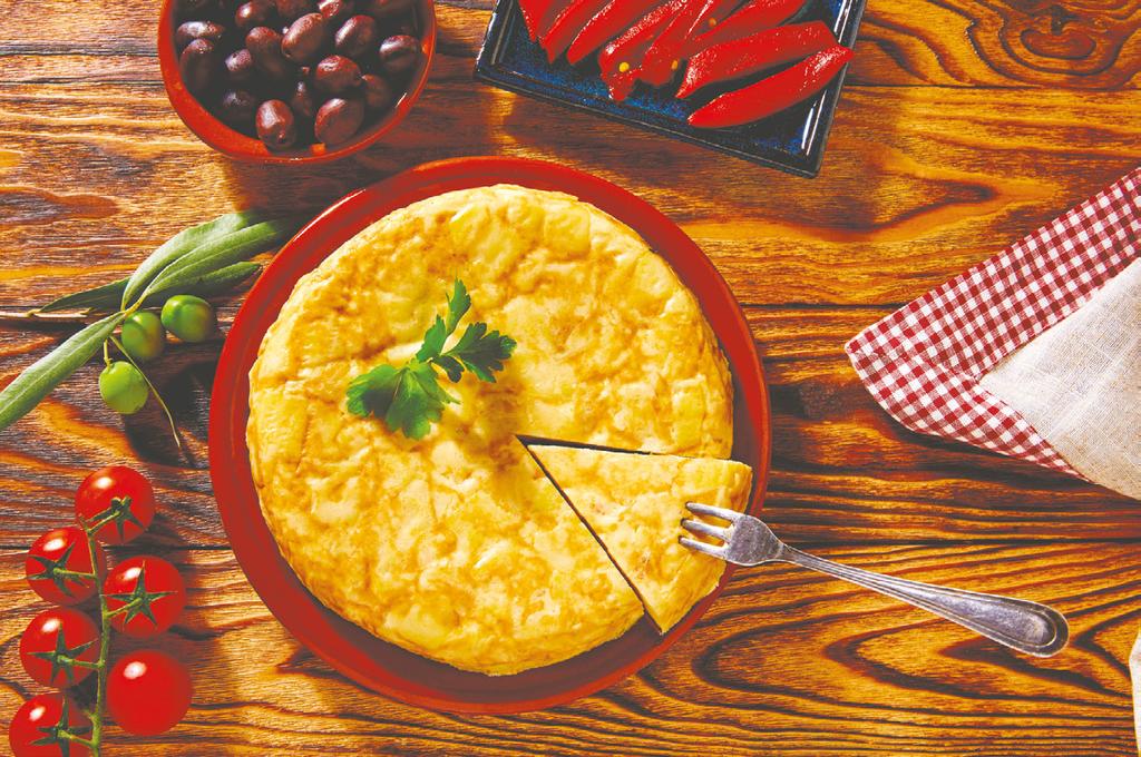 TORTILLA DE PATATAS We often eat tapas in a relaxed and informal setting.