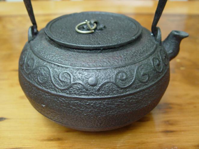 One especially great thing about iron kettles is that they can be used in conjunction with hardwood charcoal. They are strong and durable and respond extremely well to charcoal.