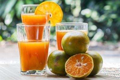 3 slices papaya, cut into cubes 1 orange, peeled and seeds removed 1 tablespoon raw Manuka Honey, dissolve in water before added into juice