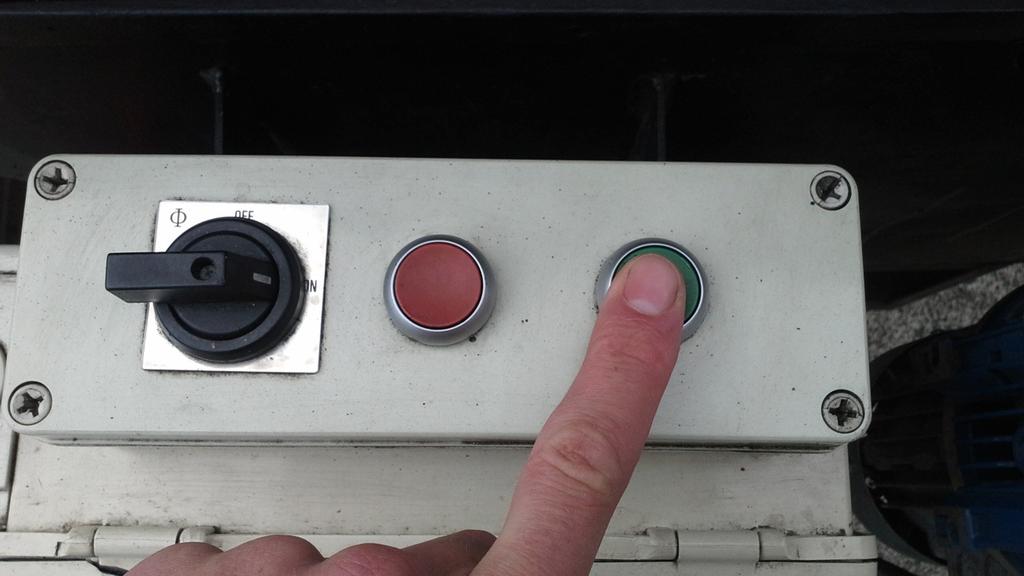 To stop the spit roast press the red button and the shaft will stop turning. To start it again press the green button.