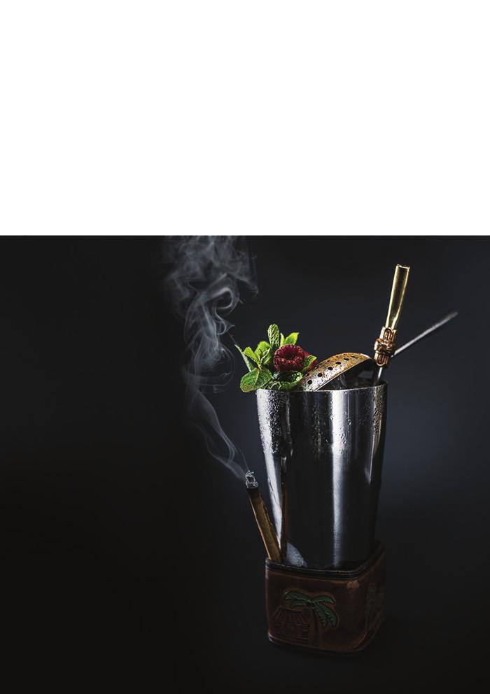 Trofea de COLOMBIA TASTE: refreshing, with a hint of cinnamon 60 ml Dictador 20 YO fresh mint, fresh rosemary, 20 ml of the syrup orgeat, cinnamon, 20 ml lime juice, crushed ice Muddle rosemary and