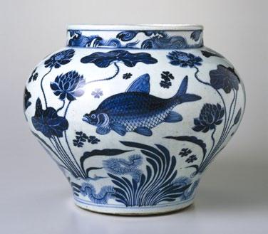 Description of the Artwork Four distinctly different fish are evenly spaced around this blue-andwhite porcelain jar.