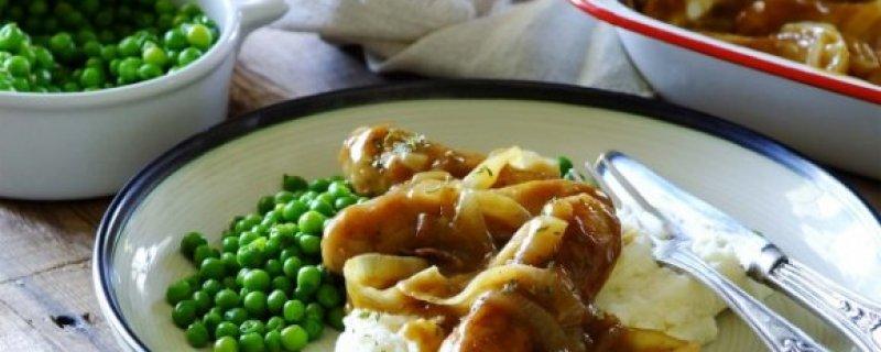 Hot Bangers and Mash with Onion Gravy and Peas Friday 13th July COOK TIME PREP TIME SERVES 00:40:00 00:05:00 4 Hot Bangers and Mash with Onion Gravy and Peas INGREDIENTS 1.