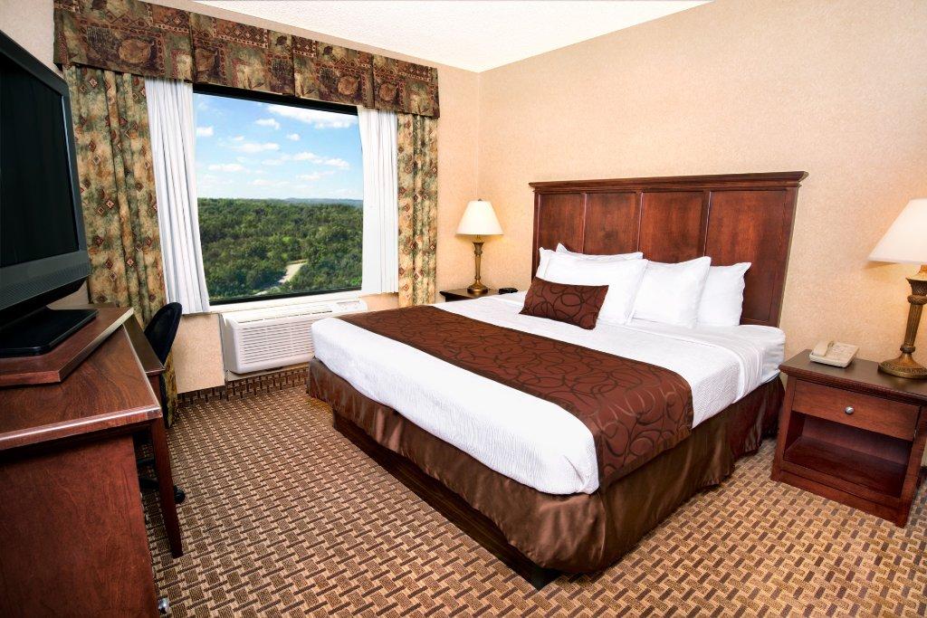 Discover a place where convenience meets relaxation! The Branson Grand Plaza Hotel is located in Branson, MO. The Grand Plaza is in the heart of the Branson Entertainment District.