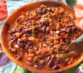 Chilli Con Carne Serves 10 6 cloves garlic, finely chopped 2 brown onions, chopped 1kg beef mince 2 capsicums, chopped 2 cans red kidney beans 2 cans tomatoes 2 Tblspn flour, mixed with 1/2 cup water