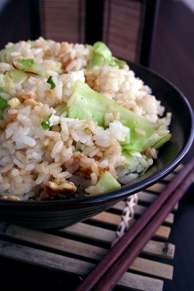 Rice is a major staple food for people from rice farming areas in southern China. Steamed rice, usually white rice, is the most commonly eaten form.