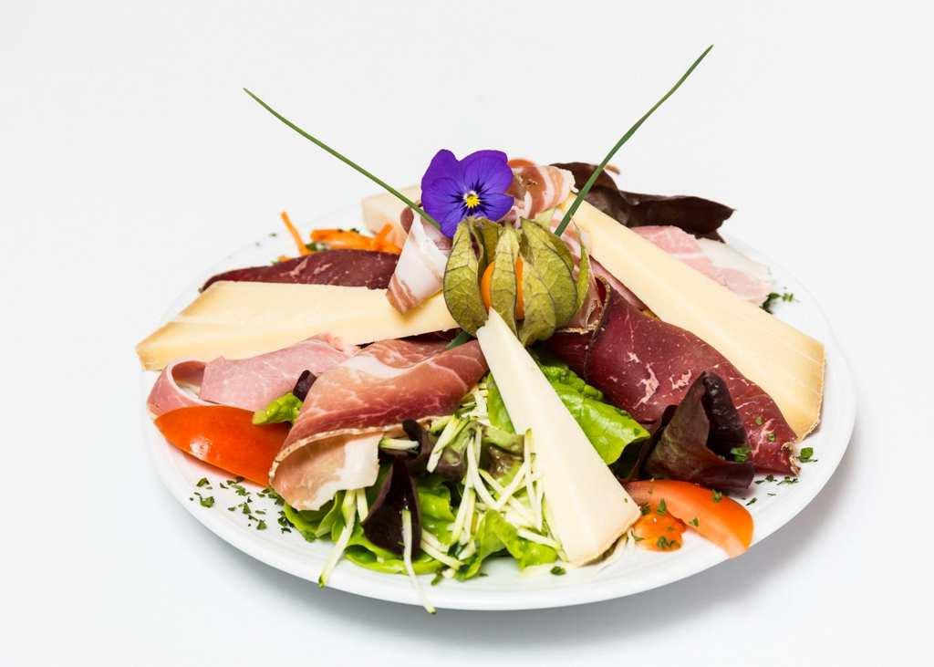 - Salade mêlée avec tranche de quiche gruérienne chaude Gemischter Salat einer warmen