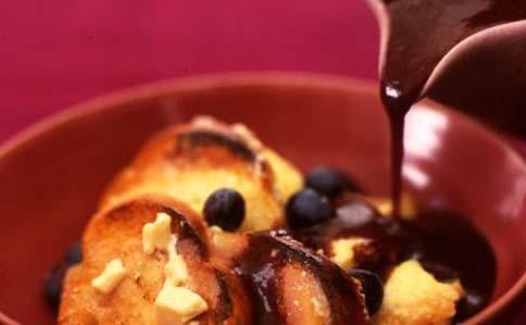 White chocolate bread and butter pudding with blueberry coulis Serves 4 5 Preparation time: 35 minutes Cooking time: 4 4 1 /2 hours Slow cooker size: standard, large or extra large half a French