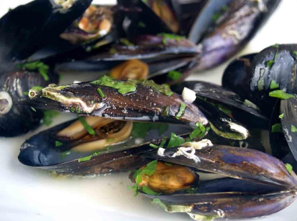 Preparation time: 15 min Cooking time: 5 min Servings: 4 Garlic Mussels ¼ lb garlic butter 2 lb small closed mussels, scrubbed clean and bearded 2 tbsp flat leaf parsley, chopped (optional) ½ lemon