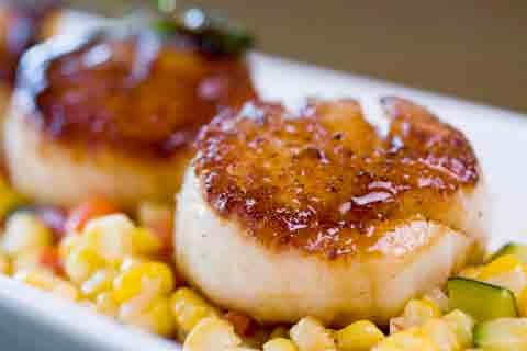 Preparation time: 10 min Cooking time: 10 min Servings: 2 Pan-Seared Scallops, Corn, and Tomatoes 1 cup fresh corn kernels, cut from 2 ears, or Toss scallops in a bowl with salt and thyme.