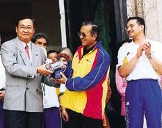 Soft Drinks Prime Minister of Malaysia, Y.A.B. Datuk Seri Dr. Mahathir Mohamad receiving a token of appreciation in conjunction with the Kuala Lumpur XXI SEA Games. Perdana Menteri Malaysia, Y.A.B Datuk Seri Dr.