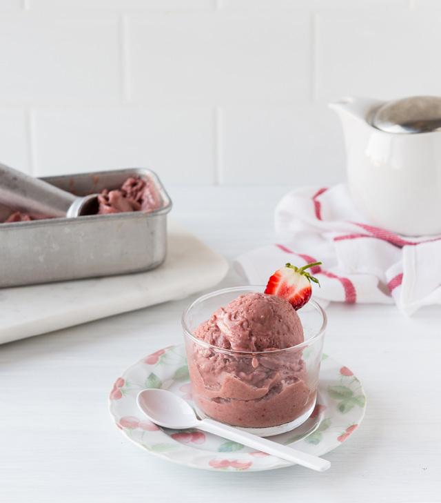 Berry & Green Tea Sorbet SERVES 1 NUTRITION INFORMATION PER SERVE: CALORIES 165 (691KJ) PROTEIN 17.5G TOTAL FAT 7.5G SATURATED FAT 2G FIBRE 9G CARBOHYDRATES 4G TOTAL SUGAR 2.5G FREE SUGAR 0.