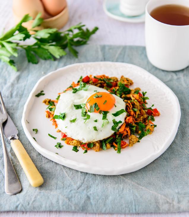 Curried Chicken Mince with Fried Egg SERVES 1 NUTRITION INFORMATION PER SERVE: CALORIES 288 (1209KJ) PROTEIN 26G TOTAL FAT 18G SATURATED FAT 5G FIBRE 3G CARBOHYDRATES 4G TOTAL SUGAR 2.