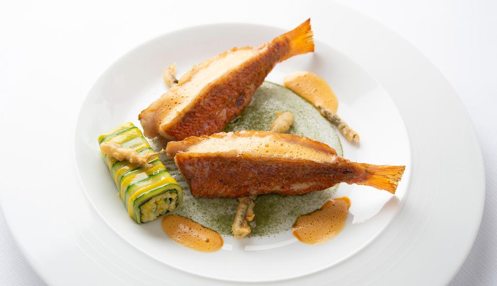 Signature diches Laurence Mouton Red mullet swimming in the sea, with a courgette garnish This boned and whole-fried red mullet has become one of the signatures of Guy Savoy s cuisine.