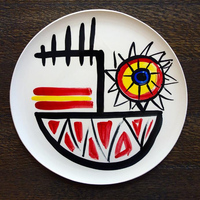 Each plate is hand-painted, each smile is thus unique and yet contributes to a running theme, a visual expression of the three
