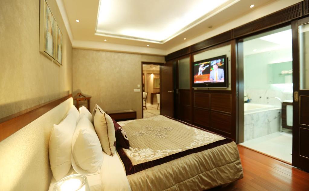 SUITE ROOM Size Of The Deluxe Room - 610 Sq. Ft.