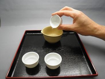 By measuring in the cups like in step 2, measuring the water and preheating of the teacups can
