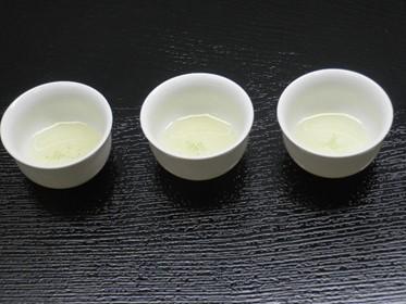 In the case of Gyokuro, do not drink it in one gulp but enjoy it by spreading it across the tongue slowly. 2 3 5 6 6 4 (Mawashitsugi.