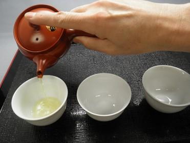 into each cup in order to adjust the amount and the strength of the infusion.