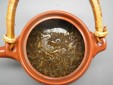 (Tea leaves after 30 seconds infusion) (Step5)Pouring the tea into the