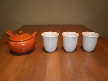 600ml teapot and medium sized teacups (150ml) 800ml teapot and large teacups