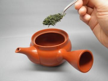 4.How to prepare the respective kinds of teas (1)Sencha (Step1) Measuring the tea leaves When brewing Sencha, 2-3g of tea leaves are used per person (100ml) In the case of 5 persons, it becomes