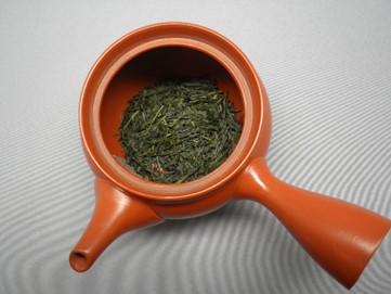 (Measuring tea with a teaspoon.