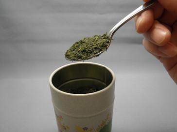 (2)Fukamushi Sencha (Step1)Measuring the tea leaves When making Fukamushi Sencha about 2g of leaves and 60ml of water is used. In the case of 3 persons, 6g are used. (Measuring tea with a teaspoon.
