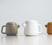 TRAPE Round Teapot for Daily Use TRAPE is a porcelain tea pot with a distinctive shape.