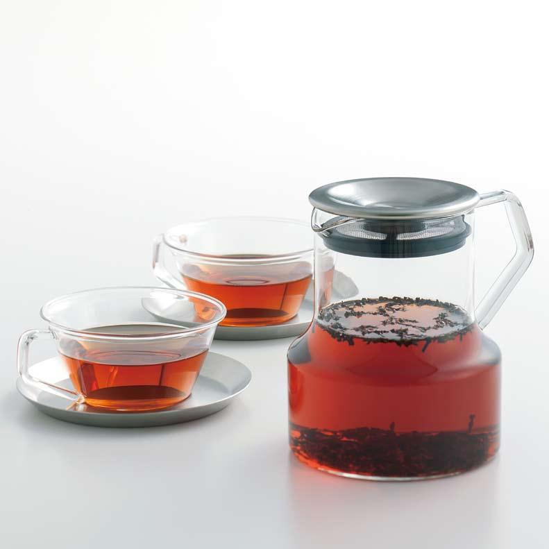 The mesh strainer of the teapot is incorporated into the lid, enabling you to make tea easily without having to insert the strainer.