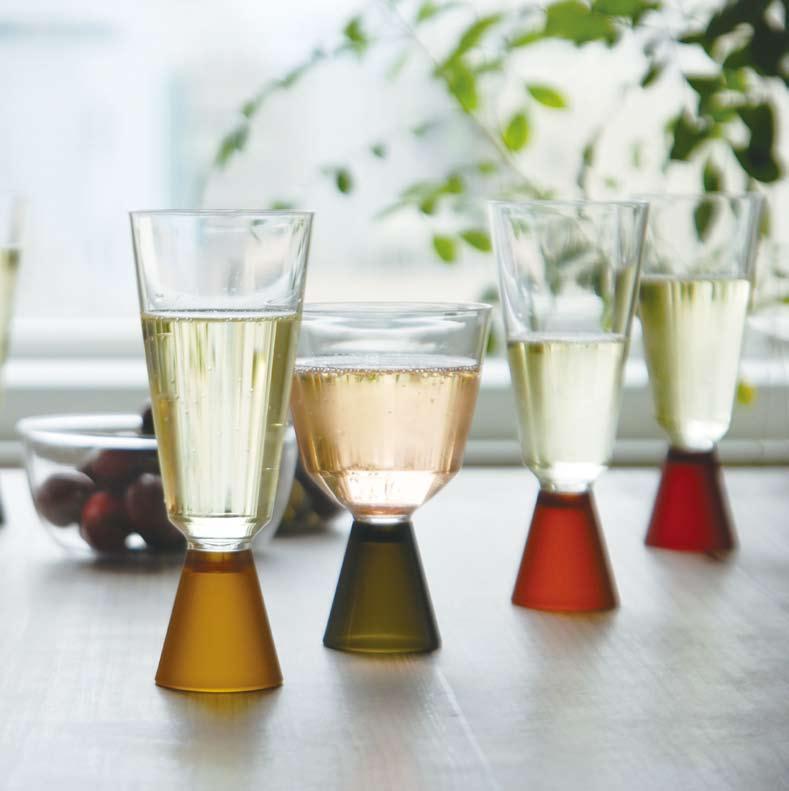 FESTA Compact Set of Durable Plastic Glasses Make Your Time Joyful and Active The wine and champagne glasses can be stacked compactly by separating the stem from the cup.